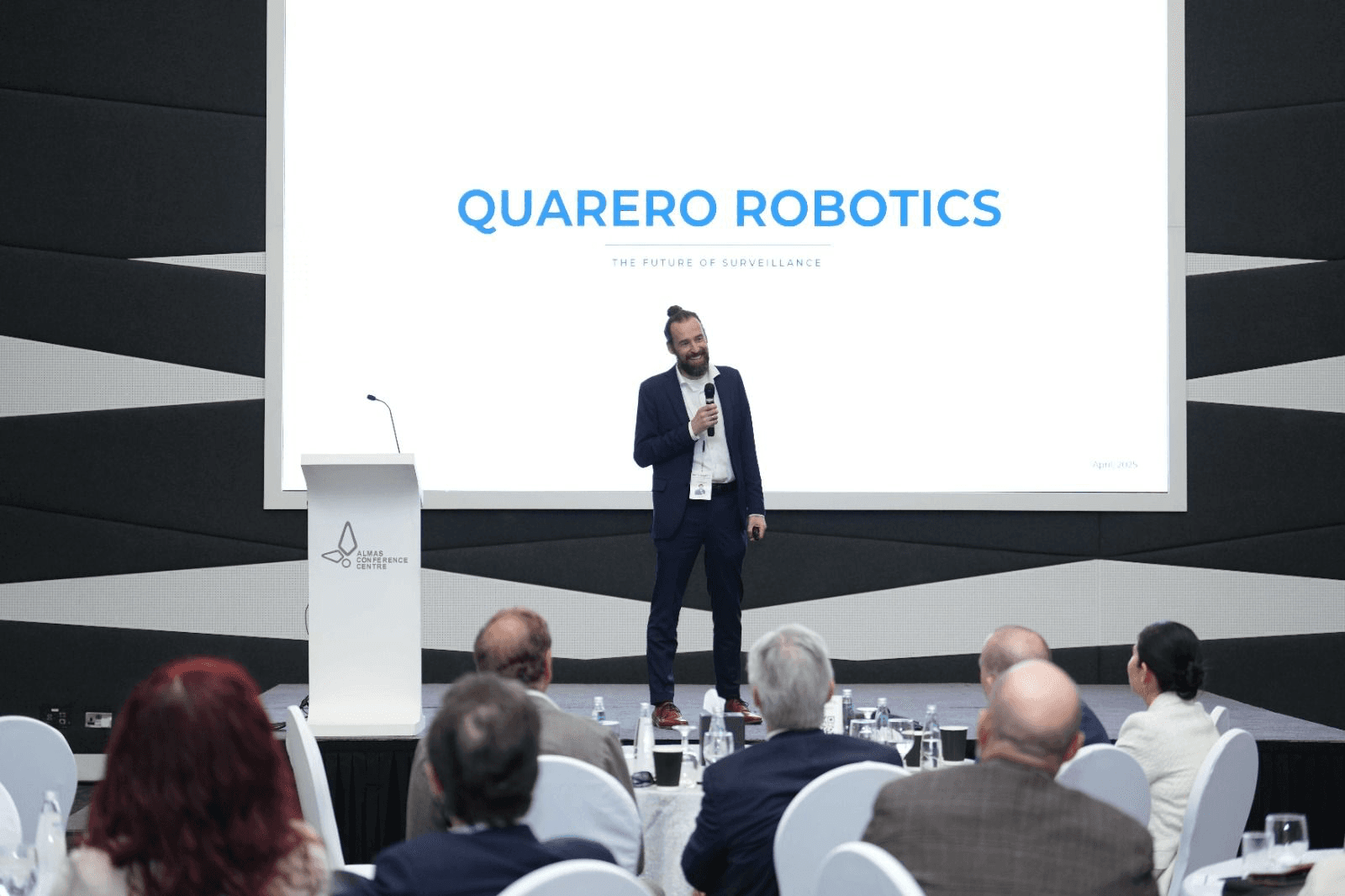 Marcus Köhnlein präsentiert Quarero Robotics im Ajman Conference Center